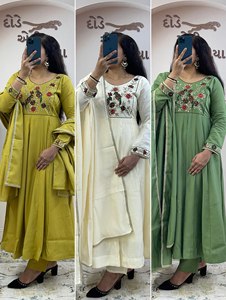 VISHNU K DESIGNS Ensemble Anarkali pur en soie Chanderi, broderie et travail manuel, style moderne, séchage rapide, longueur cheville, avec bas et dupatta - Product Image 2