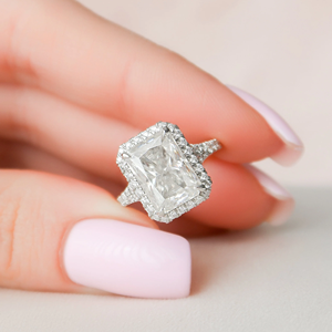 แหวนเพชรทรงรัศมีเจียระไนประณีตสำหรับผู้หญิง ทอง 14K ดีไซน์คลาสสิกแบบวงแหวนล้อมเพชร ได้รับการรับรองจาก IGI เพชรเพาะเลี้ยงในห้องปฏิบัติการ - Product Image 1