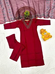 ชุดสูทปักลายสีแดงเลือดหมูสำหรับผู้หญิง ผ้าชานเดรีพิมพ์ลายพร้อมผ้าคลุมไหล่ ชุดงานเลี้ยงสไตล์อินเดีย ชุดสตรีแบบดั้งเดิมทันสมัย - Product Image 3