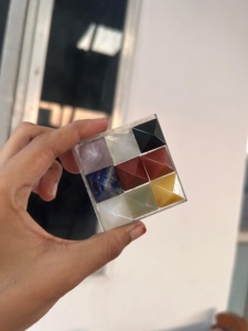 แผ่นหินคริสตัลทรงพีระมิดเก้าเหลี่ยม รุ่น GENUINE SPARCELS RAIS AGATE จากกูร์การัต สำหรับวัสดุวัสดุศาสตร์วัสดุภูมิภาควิทยา (Vastu)  หินขัดเงาสำหรับสร้างพลังงาน - Product Image 3