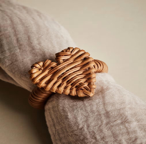Porte-serviettes cylindrique classique en rotin naturel tressé avec un cadre métallique, disponible à prix de gros. - Product Image 3