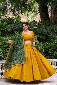 Lehenga en coton avec broderie à la main et travail Gota Patti, style miroir, avec chemisier et dupatta – Ensemble spécial Navratri Lehenga Choli - Product Image 4