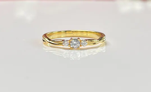 Anillo de tres piedras en plata 925 con baño de oro, anillo trilogía, anillo minimalista con circonitas, diseño de tres piedras, elegante joyería de compromiso. - Product Image 4