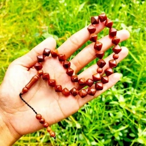 Tasbih Mala de Madera Pura, Cuentas Elegantes y Lisas, Regalo Moderno para Meditación Diaria y Rituales de Adoración por Tradebyd - Product Image 1