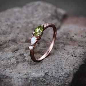 Bague de fiançailles vintage en péridot et opale, style Art Déco, avec moissanite taille poire, trois pierres, bague de promesse nuptiale unique - Product Image 4