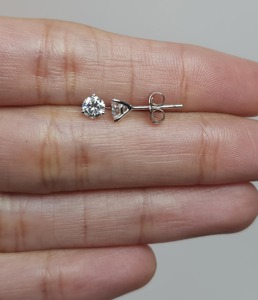 Pendientes Minimalistas de Diamante Cultivado en Laboratorio de 0.60 Ct, Corte Martini, Oro de 14K, Certificado IGI, Engaste de 3 Puntas, Regalo de Joyería para Mujer, para Fiestas - Product Image 1