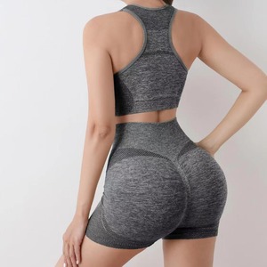 Ensemble de yoga 2 pièces couleur unie avec short de sport taille mi-haute élastique, soutien-gorge de sport et leggings de fitness - Product Image 2