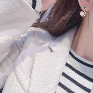 ต่างหูมุกน้ำจืดสีเขียว ดีไซน์แหวนฝังประดับสไตล์เรโทรแบบชาติพันธุ์ ใหม่ สด และทันสมัย - Product Image 4