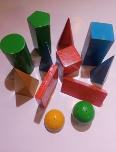 Juego de juguetes educativos de formas geométricas de madera coloridas para que los niños aprendan formas 3D y conceptos básicos de geometría de forma divertida. - Product Image 2