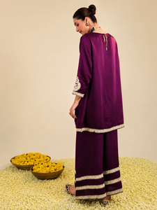 Conjunto de Kurta de Seda Zainaa Morada con Rayas de Satén, Estilo Tradicional para Boda, Manga Campana, Silueta en A, Bordado - Product Image 6