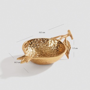 Cuenco de metal dorado con forma de granada para servir aperitivos. Diseño texturizado de alta calidad para decoración de hogares de lujo a precio de mayorista - Product Image 3