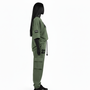 Conjunto de camiseta de algodón polar verde oliva de 300 GSM y pantalones cargo para mujer con logo en relieve de goma. Conjuntos para mujer. - Product Image 3