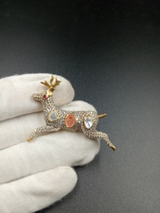 Broche con diseño de ciervo con doblet rosa y piedra polki en plata 925 para boda, joyería tradicional de aspecto lujoso. - Product Image 2