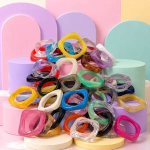 Brazalete de Resina Hecho a Mano con Acabado Brillante, Joyería de Diseño Único para Mujer - Product Image 6