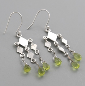 Boucles d'oreilles pendantes chandelier en argent sterling 925 avec péridot naturel, faites à la main, pierre précieuse verte, bijoux en gros - Product Image 2