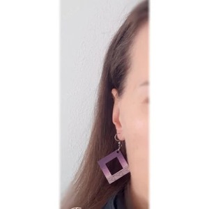 Pendientes Largos de Madera Púrpura Únicos y Elegantes en Oferta, Joyería de Moda para Ocasiones Especiales, Suministro Disponible en Todo el Mundo - Product Image 3