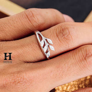 Elegante Anillo de Compromiso con Diamante Cultivado en Laboratorio, Corte Marquesa, en Oro Blanco de 14K, Diseño de Rama de Hojas, Anillo Nupcial Inspirado en la Naturaleza - Product Image 3