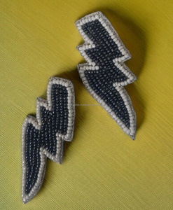 ต่างหูเม็ดลูกปัดลายสายฟ้าหลากสีสัน สไตล์โบฮีเมียนสุดเก๋ เครื่องประดับโดดเด่น ทันสมัย เหมาะสำหรับงานปาร์ตี้ - Product Image 1