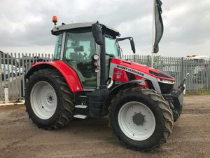 Tracteurs agricoles d'occasion Massey Ferguson 5S 125 2023 les moins chers avec remorque forestière et grue à vendre - Product Image 2