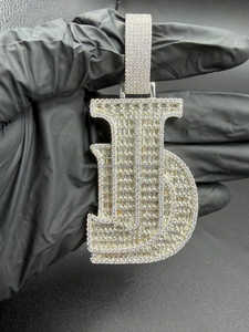 จี้เพชรโมอิสซาไนต์ทรงฮิปฮอปแบบกำหนดเอง ตัวอักษร JD จี้รูปตัวอักษรเงินแท้ 925 ประดับเพชรทรงบาแกตต์ เครื่องประดับจี้และชาร์มคุณภาพสูง - Product Image 2