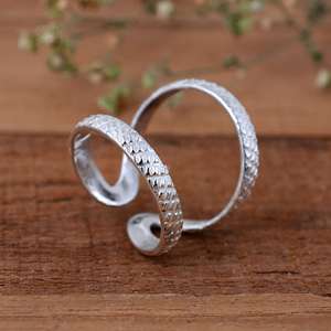 แหวนเงินรูปตัววีแบบปรับได้สำหรับทุกเพศจาก SHYAM JEWELRS แหวนลายดอกไม้แกะสลักหรูหราแบบสามวง ช่วยพยุงนิ้ว เหมาะสำหรับงานแต่งงานและงานปาร์ตี้ - Product Image 3