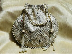 Elegante Bolso Potli Bordado con Perlas de Color Marfil, con Detalles Intrincados Hechos a Mano en Zardozi y Borlas con Cuentas para Bodas - Product Image 2