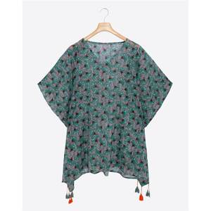 ชุดเดรสคาฟทันชายหาดสั้นพิมพ์ลายดอกไม้สไตล์โบฮีเมียน ผ้าฝ้ายรักษ์โลก คอวี แขนทรงปีกค้างคาว แต่งพู่ระบายอากาศดี ทรงเอซิมเมตริก - Product Image 4