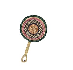 Éventail artisanal en jonc de mer tressé vert foncé, rose et or, accessoire de rafraîchissement traditionnel en feuilles de palmier pour l'intérieur de la maison - Product Image 3