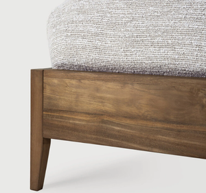 Lit plateforme King Size en teck massif, style Mid-Century Modern, avec tête de lit incurvée à tiges, design minimaliste et rembourré - Product Image 4