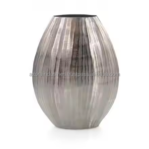 Vase décoratif coulé Vase à fleurs plaqué aluminium moderne Urne Vase décoratif de table fabriqué à la main par Azora industries - Product Image 1