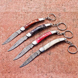 Couteau à lame en acier à motif damas, poignée confortable, porte-clés portable, couteaux porte-clés faits à la main en acier damas, mini-couteaux artisanaux de qualité supérieure - Product Image 4