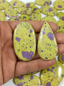 Exquis cabochon en atlantasite naturelle avec une fusion jaune-violet saisissante, parfait pour les créations de haute joaillerie sur mesure, pour les collectionneurs. - Product Image 1