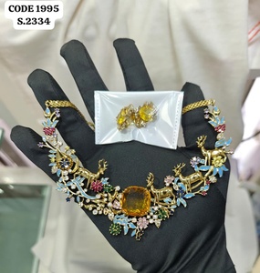 Ensemble de bijoux ethniques plaqué or antique avec collier émaillé motif cerf unique et boucles d'oreilles clous, vente en gros pour fournisseurs - Product Image 6