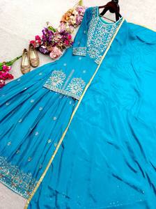 Ensemble Kurta Sharara en soie Cinon brodée pour femmes, design moderne pakistanais, automne, vêtements ethniques de qualité supérieure pour toutes les occasions, avec dupatta - Product Image 3