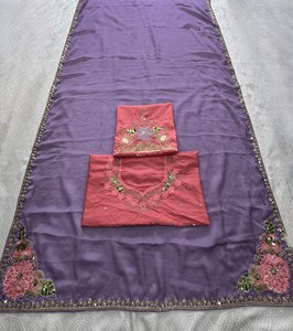 Sari en soie violette brodé avec bordure ajourée et chemisier rose, tenue de mariage indienne traditionnelle pour femmes - Product Image 5