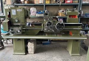 Tour à usage moyen avec poulie conique, longueur de banc de 6 pieds, hauteur de centre de 10 pouces, diamètre de trou de 3 pouces, et boîte de vitesses Norton - Product Image 2