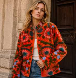 Veste brodée fleurie en velours orange style Suzani, faite main, style bohème, pour femme, vêtement de festival ouzbek coloré - Product Image 1