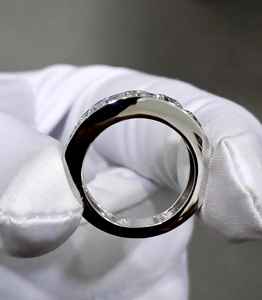 Bague unisexe en argent 925 véritable avec cinq pierres de moissanite scintillante taille ronde, idéale pour mariage ou comme surprise pour la mariée - Product Image 5