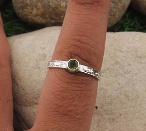 Anillo de Boda Minimalista Clásico de Plata de Ley 925 con Engaste de Bisel de Peridoto, Hecho a Mano, Estilo Boho, Solitario Delicado, Certificado, Jaipur - Product Image 2