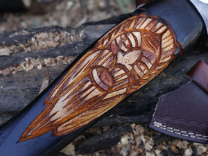 LEGACY BLADES Hacha industrial hecha a mano con espiga plana, hoja de acero de alto carbono, mango de madera grabado, funda de cuero, para exteriores - Product Image 2