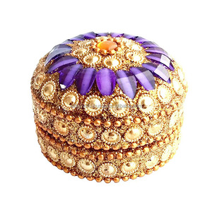Boîte à bijoux légère et ronde avec un magnifique design floral, décorée de paillettes et de perles, idéale comme cadeau de mariage pour les êtres chers. - Product Image 3