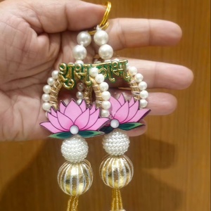 Ensemble de suspension de porte artisanal Shubh Labh Lotus Pearl, qui apporte une élégance divine et un charme festif à votre décoration intérieure. - Product Image 1