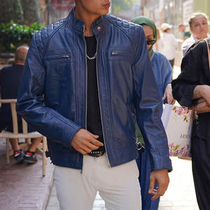 Chaqueta de cuero metálico a la moda para hombre con un acabado liso. - Product Image 4