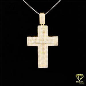 Pendentif croix serti de diamants Moissanite VVS en finition or jaune - Product Image 3