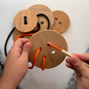 Juguete de Enhebrar con Botones de Madera, 2/4 Agujeros, Redondos, Montessori - Product Image 3