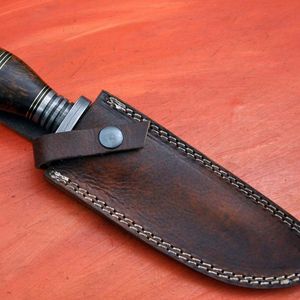 Couteau de chasse à lame fixe en acier Damas forgé à la main, avec étui en cuir, pour le camping en plein air, la survie et le bushcraft, fait main sur mesure - Product Image 3