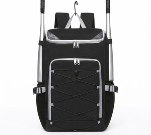 Mochila deportiva de nylon negro de 30-40L con bolsillos laterales y compartimento frontal - Product Image 1
