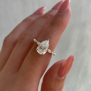 Anillo de compromiso elegante con diamante de laboratorio de 2 quilates, corte pera, EF-VS1, oro de 14 quilates, con piedras laterales, joyería fina para regalo. - Product Image 1