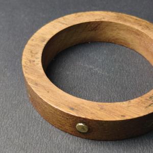 Brazalete Clásico de Madera Maciza con Remaches Pequeños de Latón Pulido - Pulsera de Madera Natural Estilo Rústico Chic - Acabado a Mano - Product Image 5
