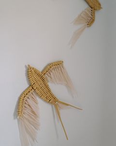 Sculpture murale artisanale en rotin pour chambre d'enfant, motif oiseau en vol, décoration en fibre de osier, art décoratif pour volière. - Product Image 2